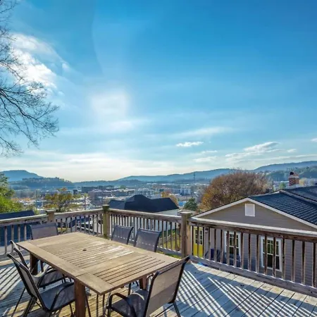 06) Large 3 bedroom downtown with hot tub